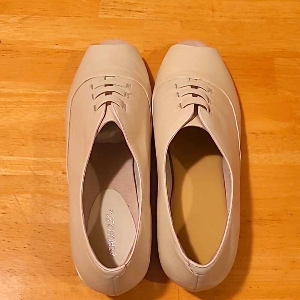 Aerosoles cream Oxford flats size 81/2